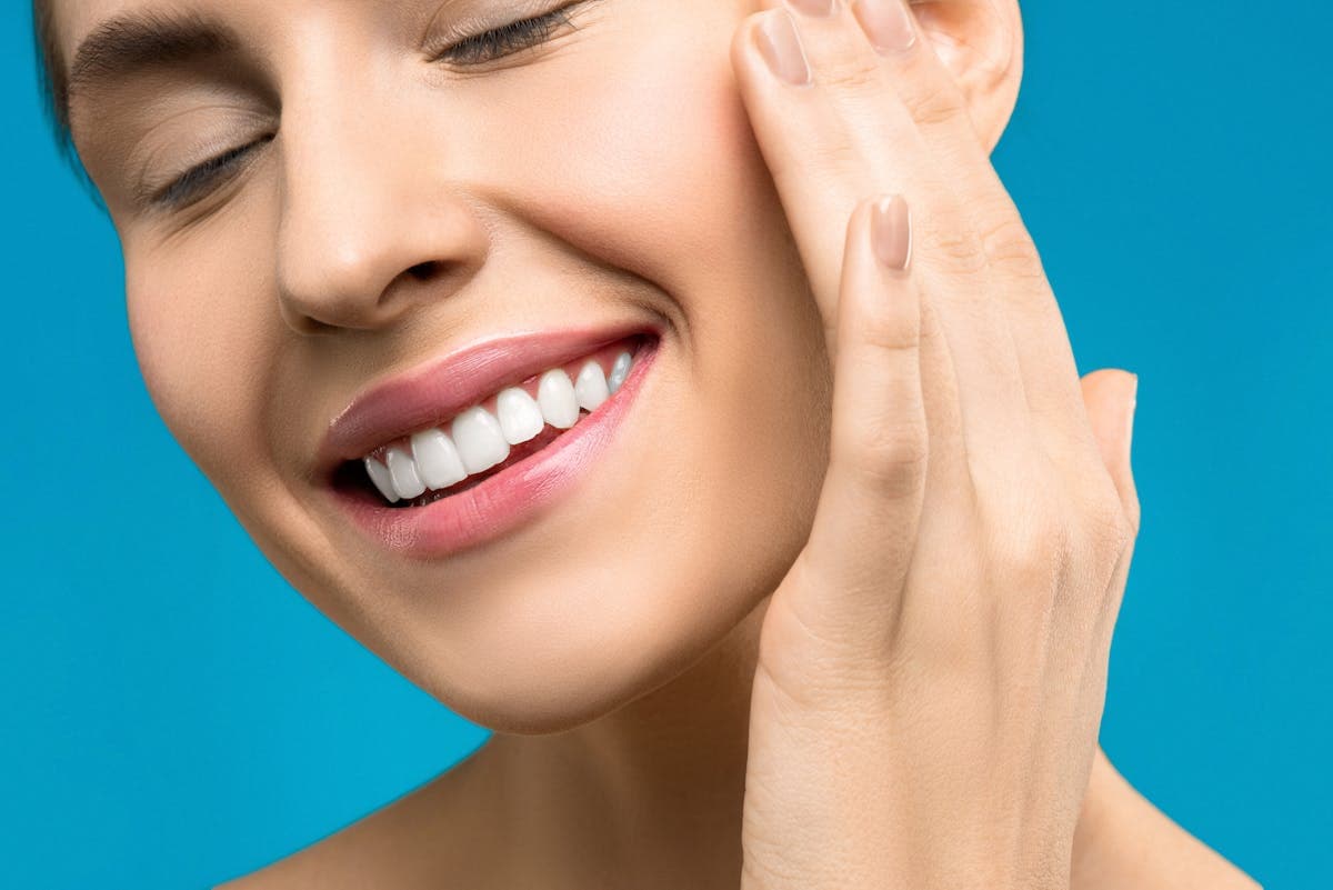 Rezultat albire dentară Bacău — dinți vizibil mai deschiși la culoare după albire profesională la Chromatic Dental