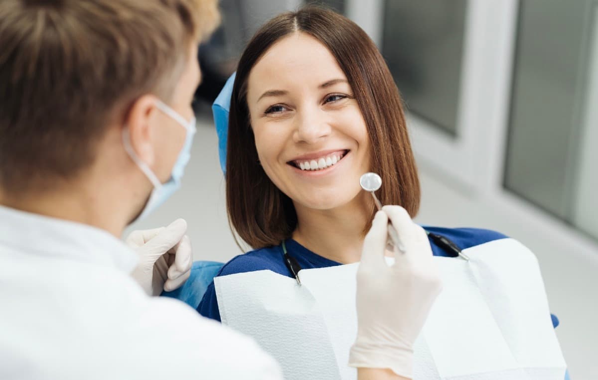All-on-4 Bacău — pacientă în control după lucrarea definitivă din zirconiu pe implanturi la Chromatic Dental Clinic