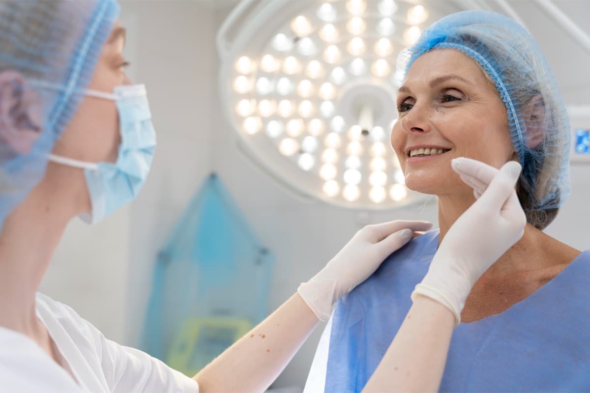 Pacientă pregătită pentru chirurgie gingivală pentru parodontoză la Chromatic Dental Bacău