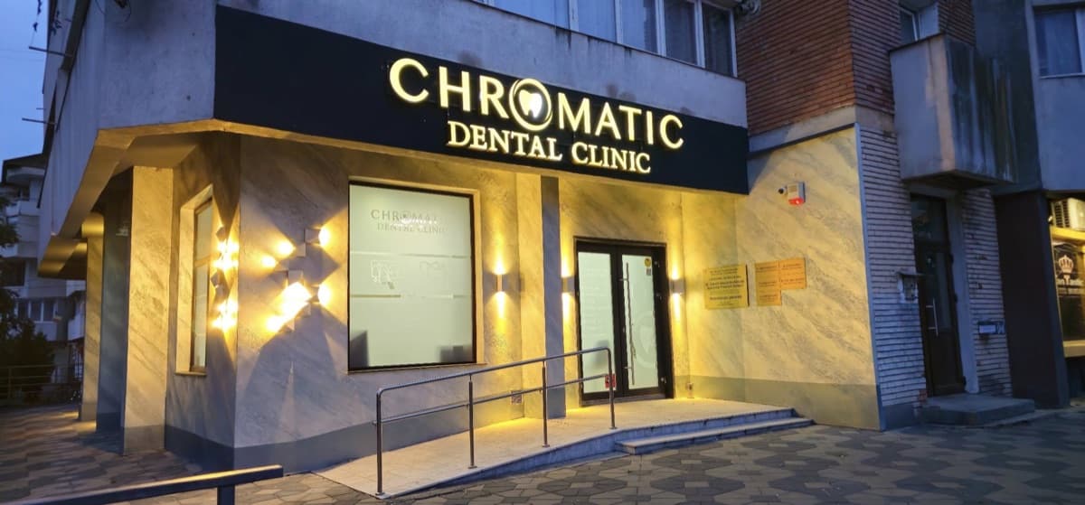 Fațada Chromatic Dental Clinic Bacău, locul unde tratăm parodontoza