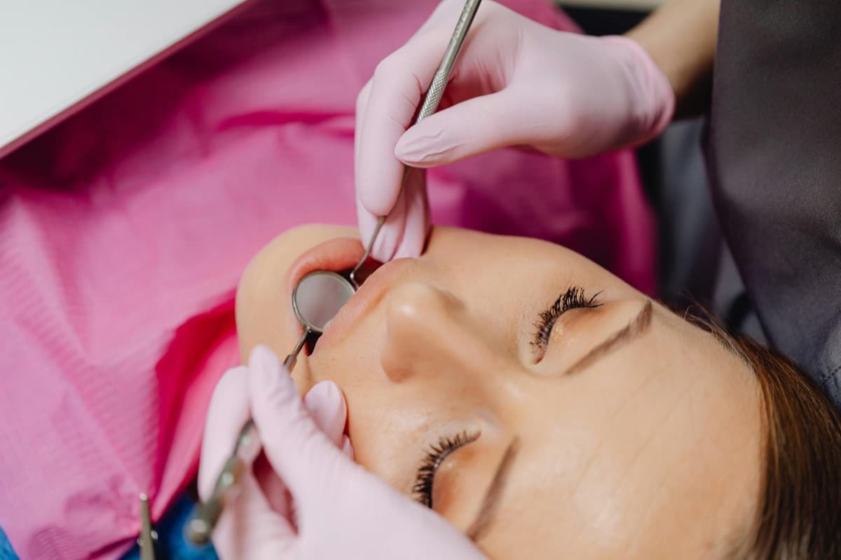 Consultație parodontală cu sondare și examinare a gingiilor la Chromatic Dental Bacău
