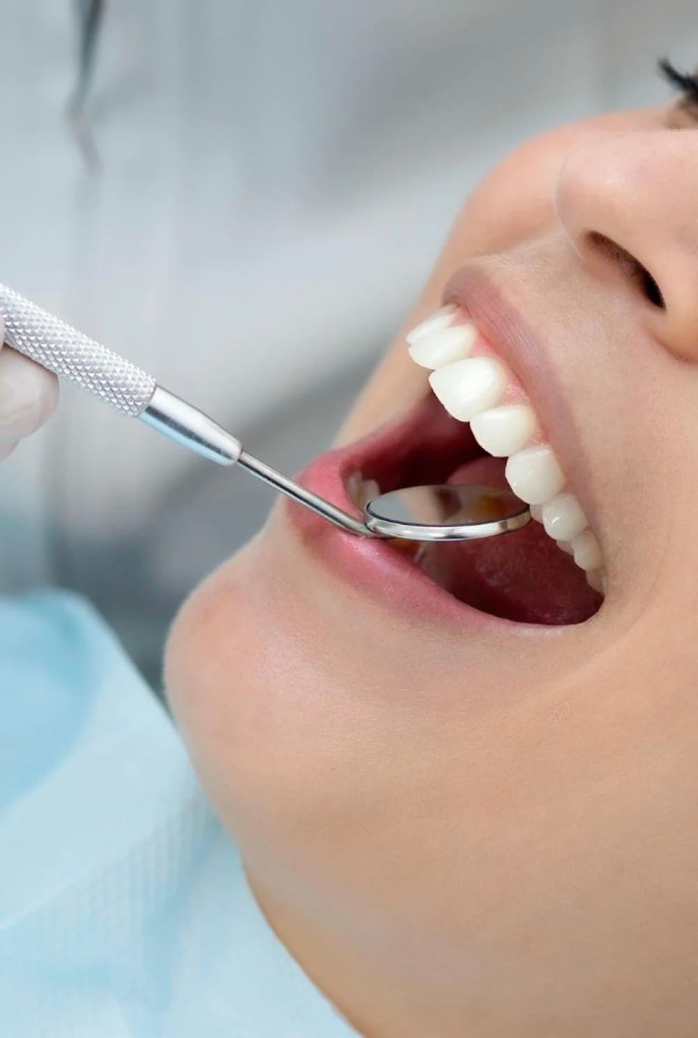 Control implant dentar Bacău — pacientă la consultația periodică pentru verificarea implantului dentar la Chromatic Dental Clinic