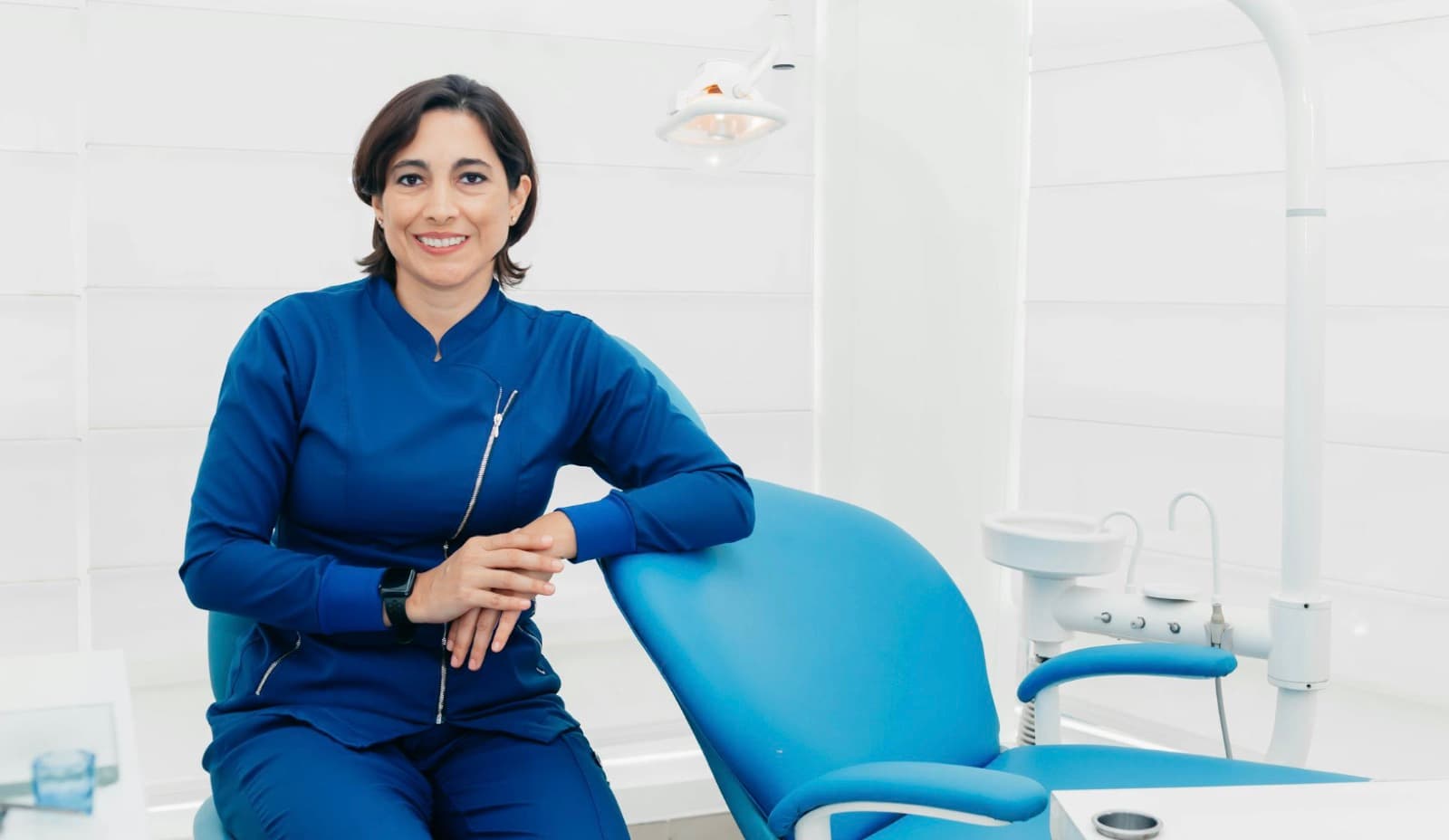 Consultație estetică pentru zâmbet mai frumos Bacău — medic stomatolog evaluează pacientul înainte de a recomanda fațete sau coroane la Chromatic Dental