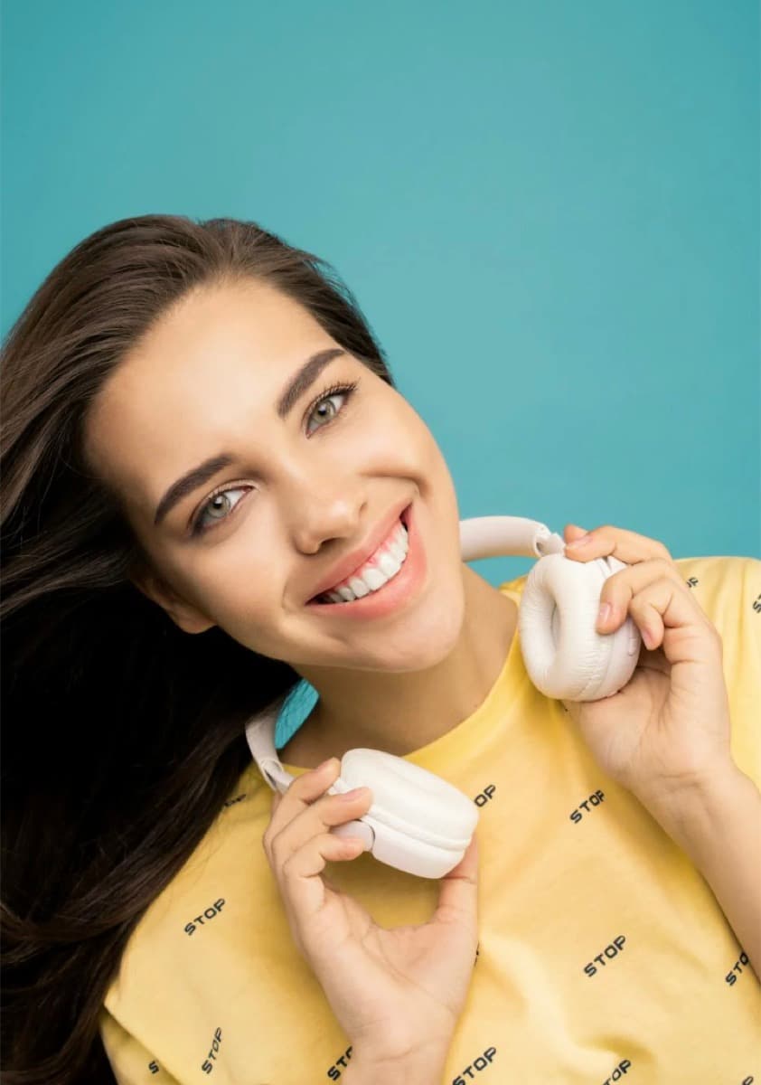 Dentist Bacău — pacientă cu zâmbet refăcut și încredere recâștigată după reabilitarea orală la Chromatic Dental Clinic