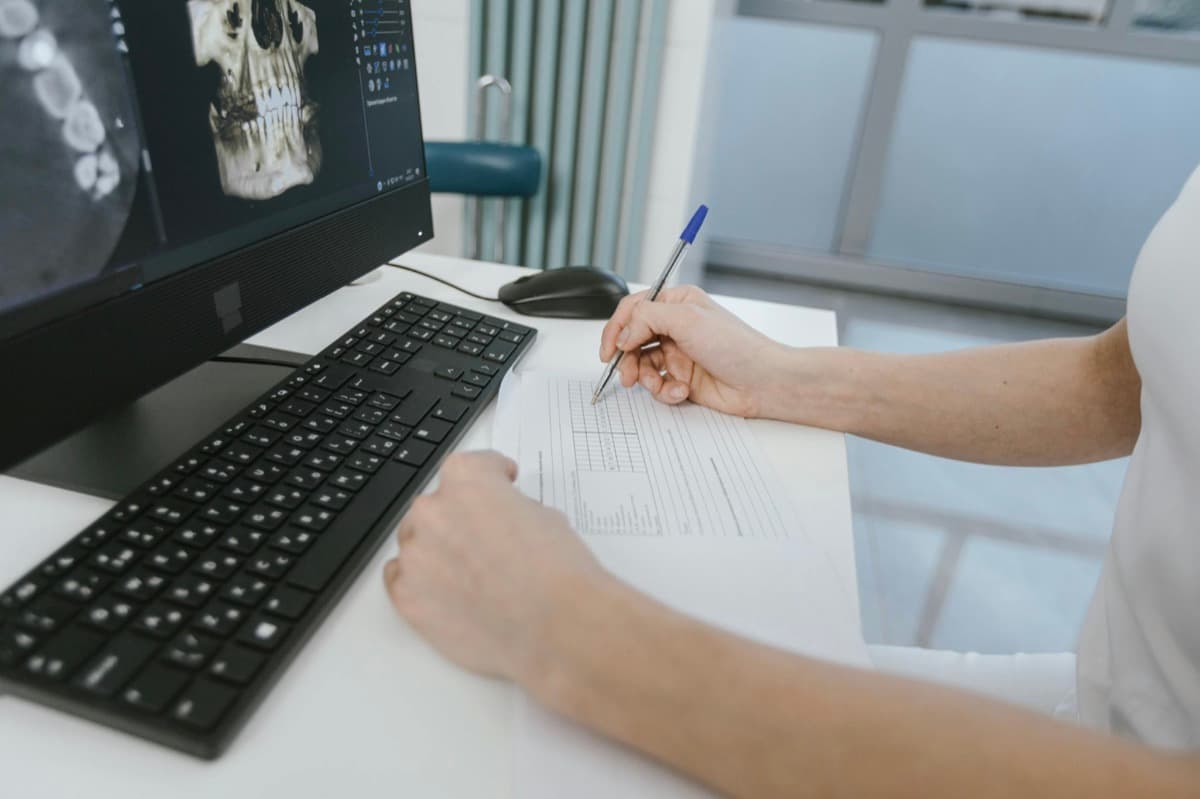 Dentist Bacău — medic redactează planul de tratament personalizat pe baza CBCT-ului 3D al pacientului la Chromatic Dental Clinic