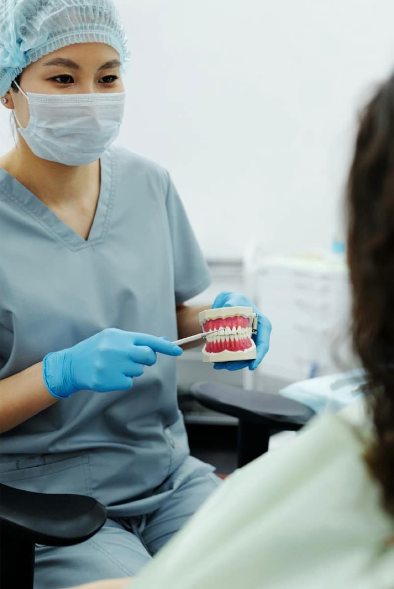 Dentist în Bacău — prima consultație stomatologică la Chromatic Dental Clinic, medicul explică pacientului situația dentară
