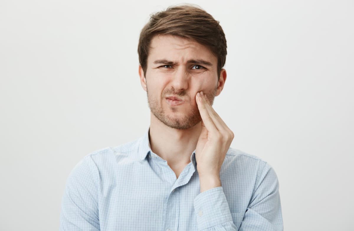 Pacient cu sensibilitate dentară după detartraj clasic — alternativa modernă este GBT la Chromatic Dental Bacău