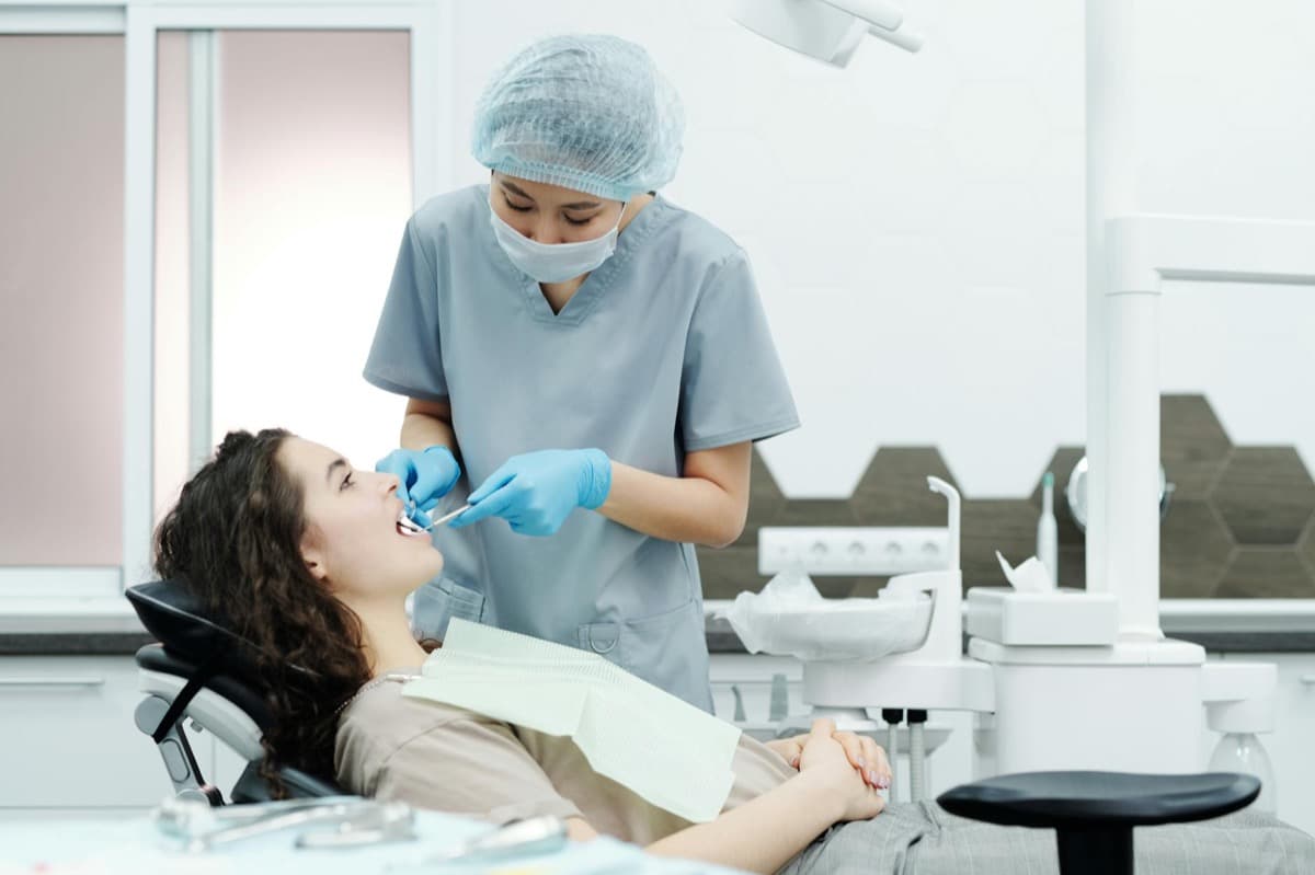 Pacient zâmbitor după detartraj la Chromatic Dental Bacău