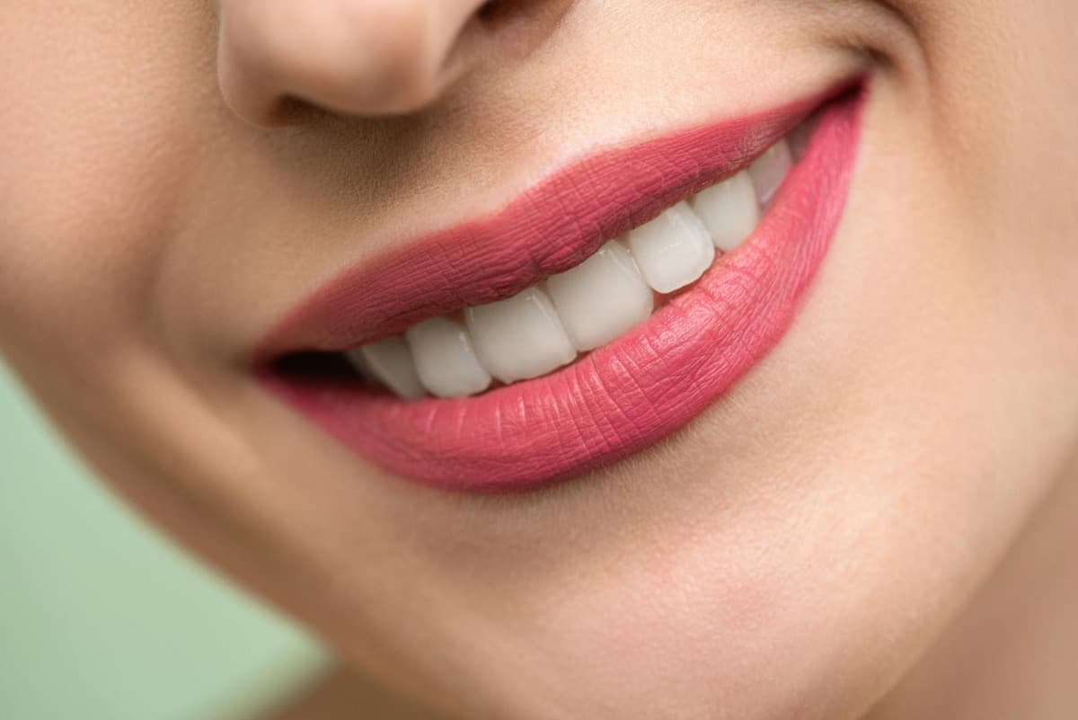 Dinte salvat prin tratament de canal Bacău — pacientă mulțumită după endodonție și coroană la Chromatic Dental Clinic
