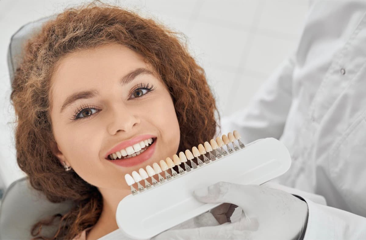 Fațete dentare Bacău — pacientă candidat ideal pentru fațete ceramice cu paleta de nuanțe la Chromatic Dental