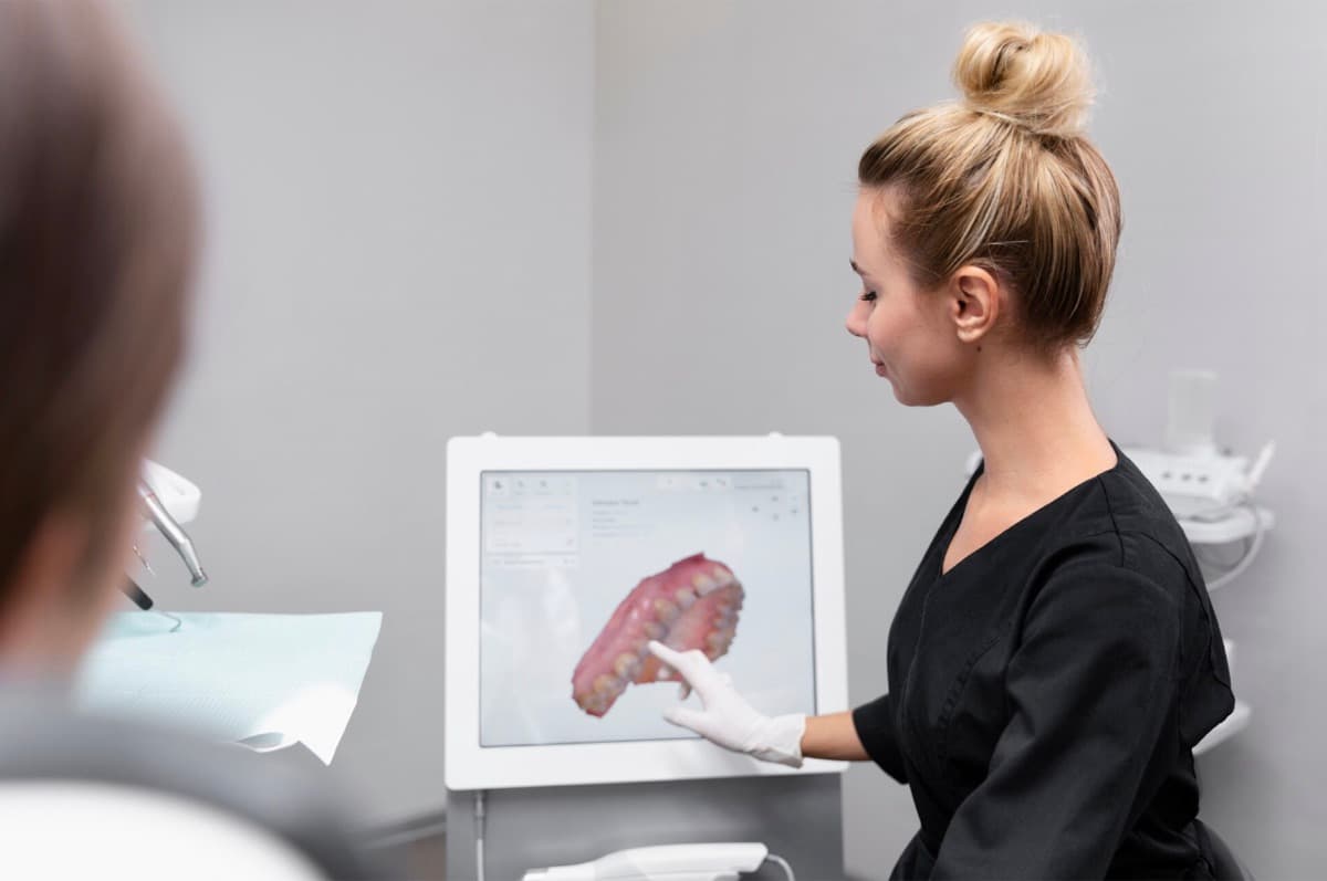 Fațete dentare Bacău — medic stomatolog explică pacientei amprenta digitală 3D realizată cu scanner intraoral la Chromatic Dental