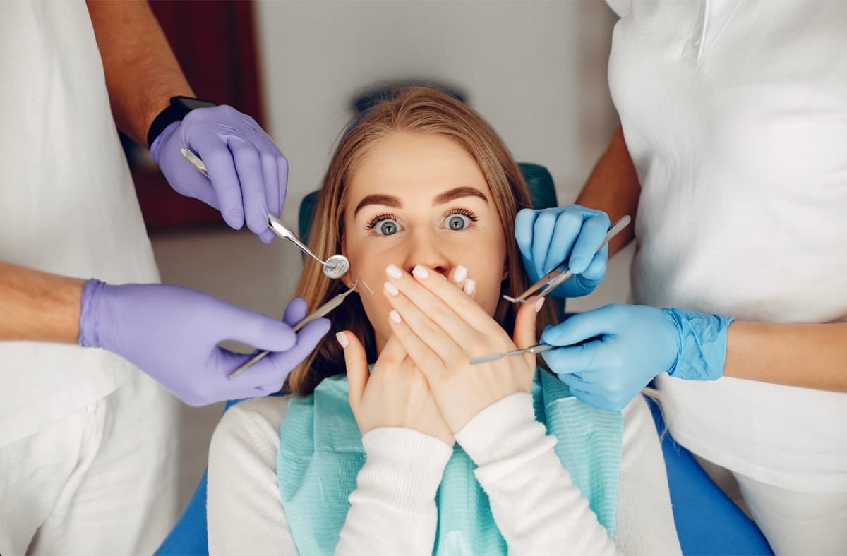 Fațete dentare Bacău — pacientă îngrijorată în cabinet, situații în care fațetele nu sunt recomandate înainte de tratament la Chromatic Dental