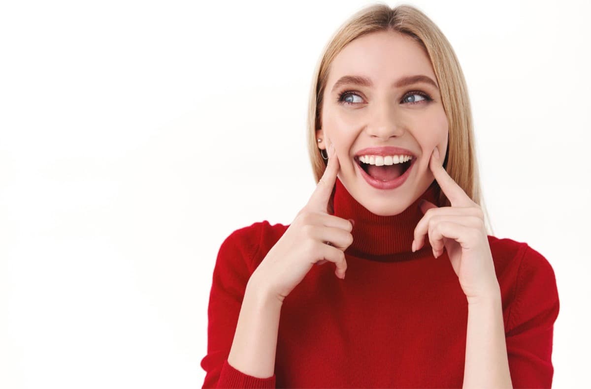 Fațete dentare Bacău — pacientă cu zâmbet natural și dinți frumos aliniați după aplicarea fațetelor ceramice la Chromatic Dental