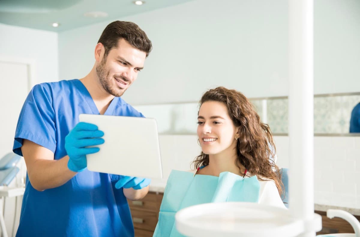 Igienizare GBT Bacău — medic stomatolog explică pacientei tratamentul personalizat la Chromatic Dental Clinic