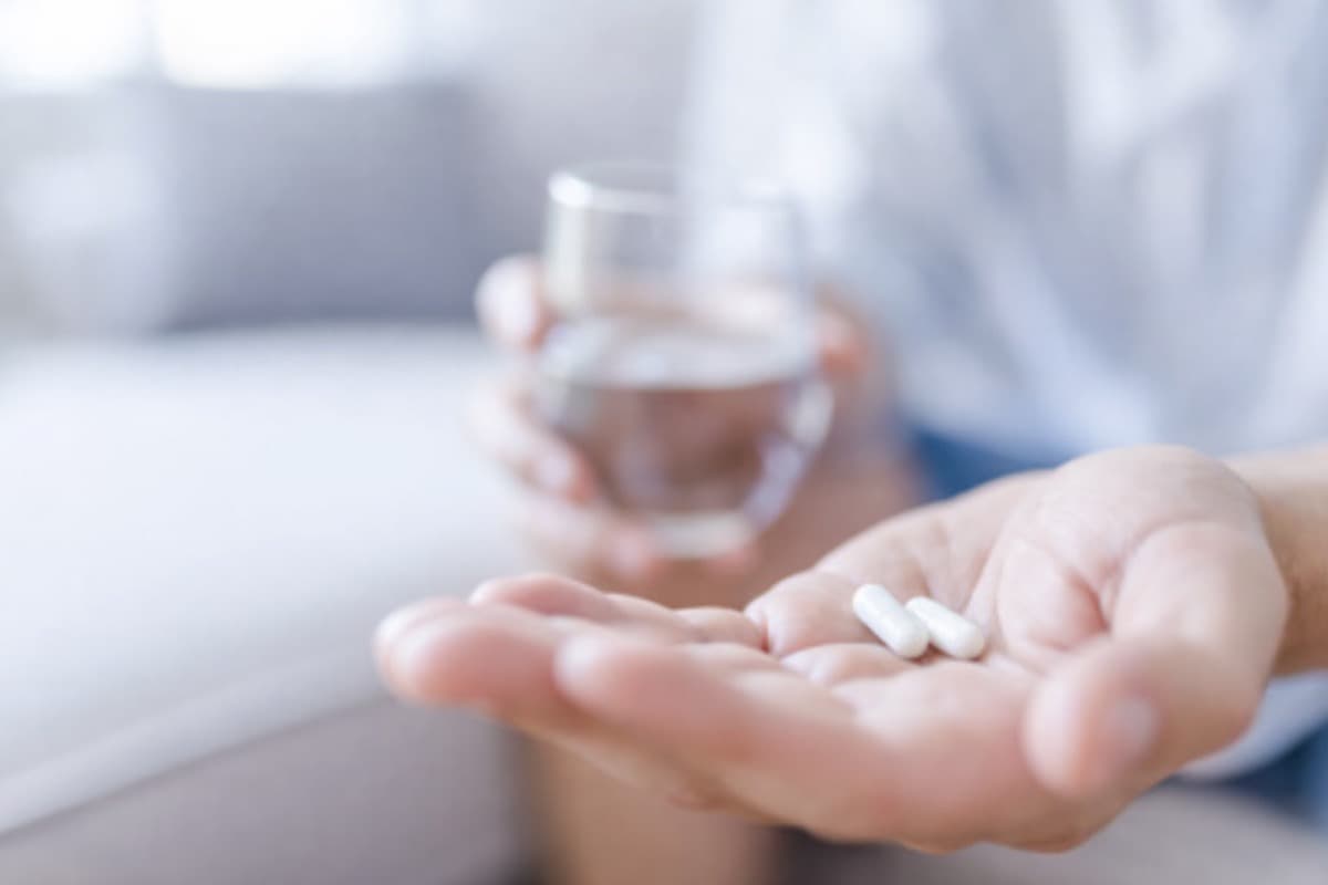 Greșeli de evitat la gingia umflată Bacău — antibioticul luat fără rețetă de la stomatolog e una dintre cele mai frecvente greșeli care întârzie diagnosticul corect la Chromatic Dental Clinic