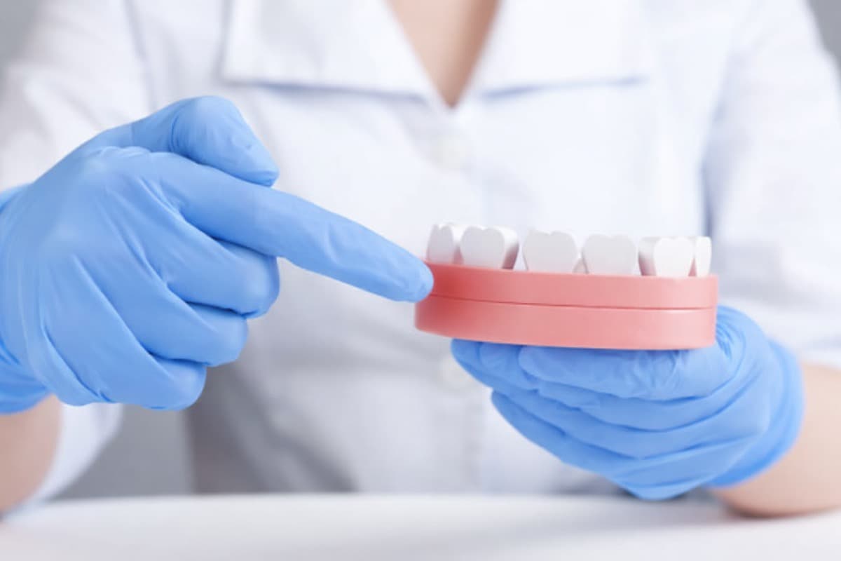 De ce se umflă gingia: simptome și când să mergi la dentist