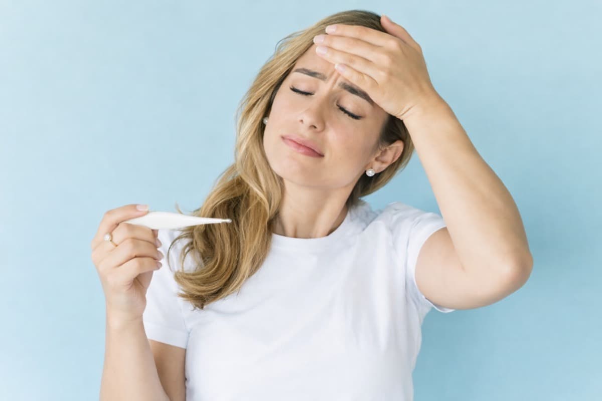 Gingie umflată cu febră urgență Bacău — pacientă cu febră și stare generală alterată din cauza unei infecții gingivale extinse, simptom care necesită urgență dentară la Chromatic Dental Clinic