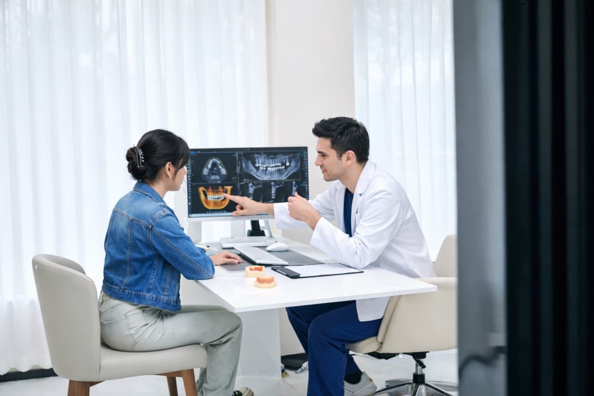 Implant amânat 3-6 luni după extracție Bacău — medic stomatolog discută cu pacienta planul de tratament pe CBCT 3D la Chromatic Dental Clinic