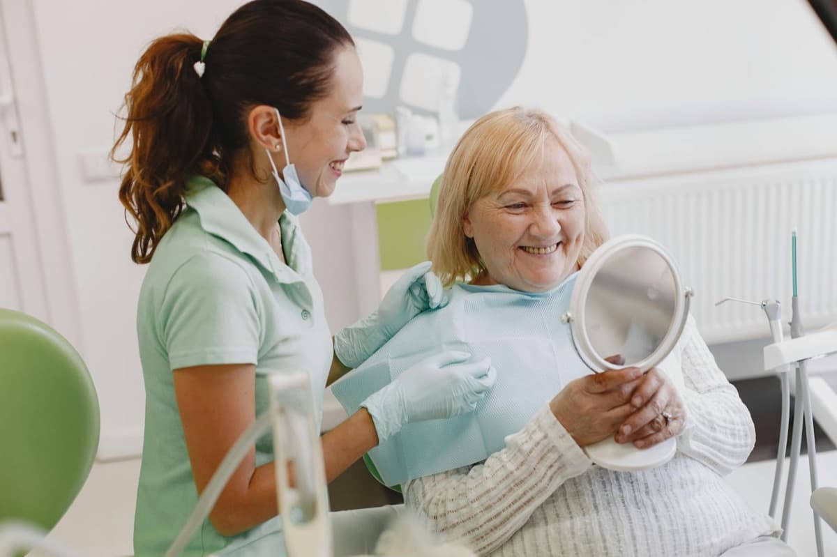 Pacientă mulțumită după tratament parodontal la Chromatic Dental Bacău