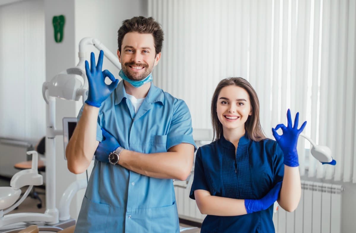 Microscop dentar Bacău — echipa stomatologică Chromatic Dental Clinic, dotată cu microscop dentar pentru tratamente de precizie