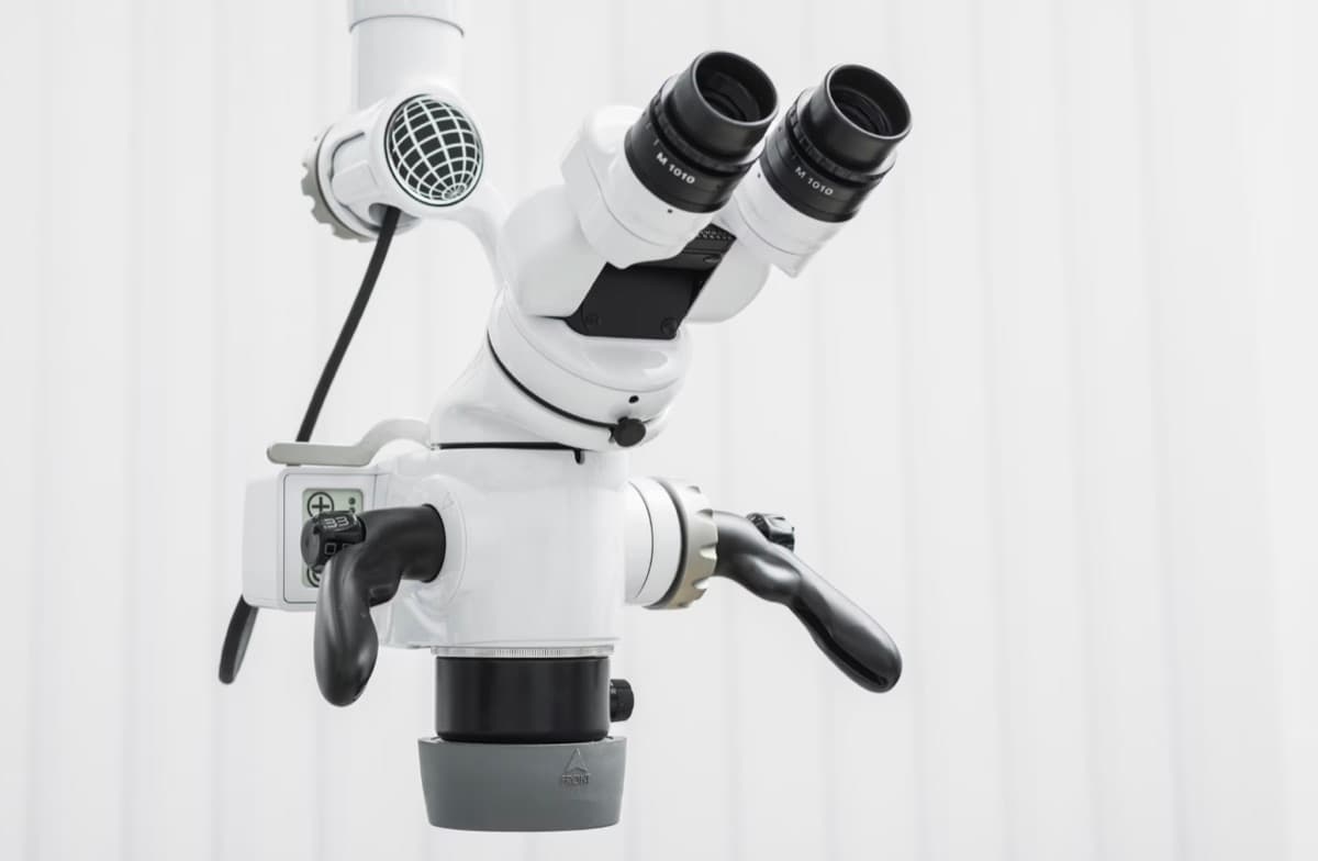 Microscop dentar Bacău — echipament profesional cu magnificație de până la 25x folosit la Chromatic Dental Clinic pentru tratamente de precizie