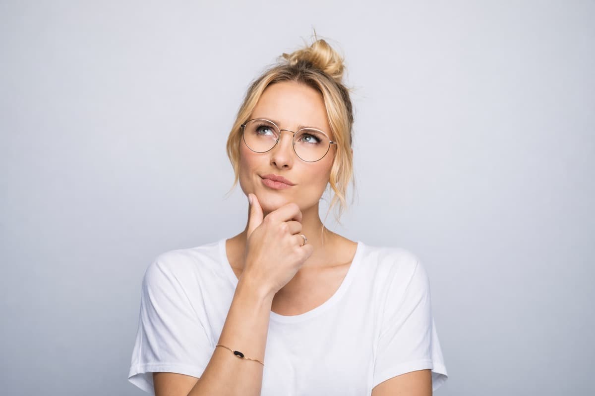 Mai am os pentru implanturi după proteză Bacău — pacientă care se întreabă dacă mai are os suficient pentru implanturi după ani de proteză mobilă, înainte de consultația la Chromatic Dental Clinic