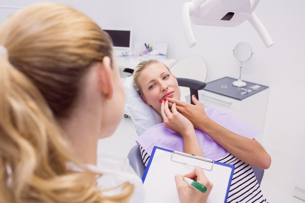 Pacientă în consultație pentru parodontoză la Chromatic Dental Clinic Bacău