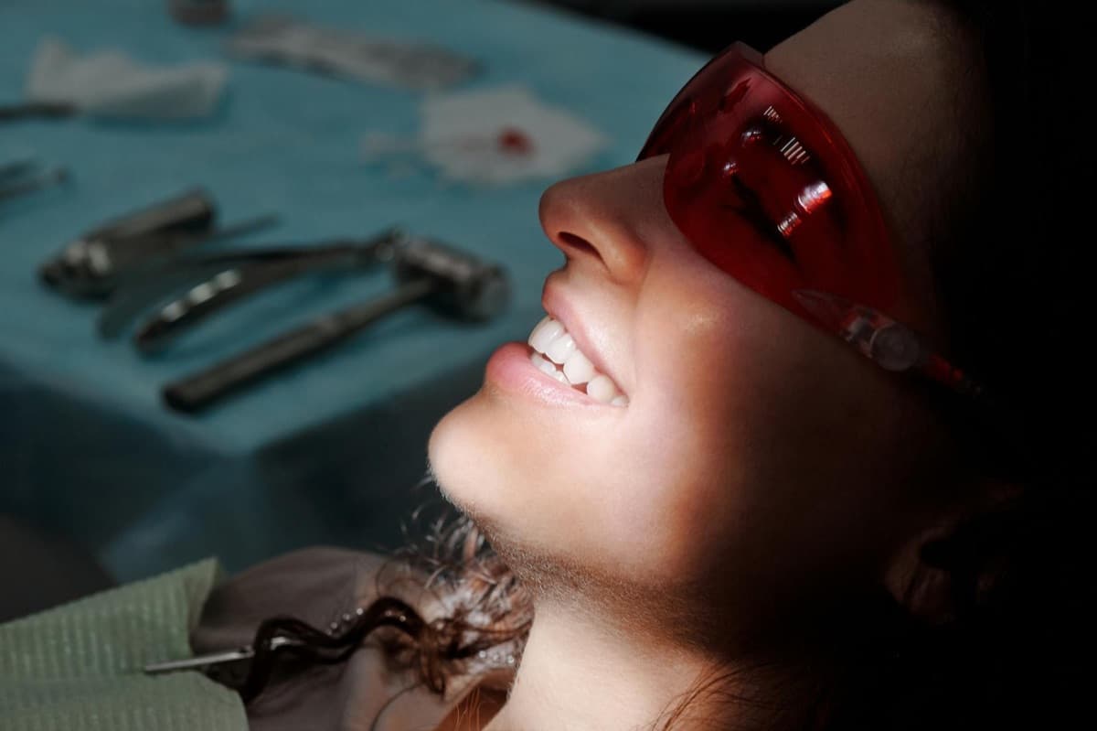 Tratament laser pentru parodontoza la Chromatic Dental Bacău cu ochelari de protecție