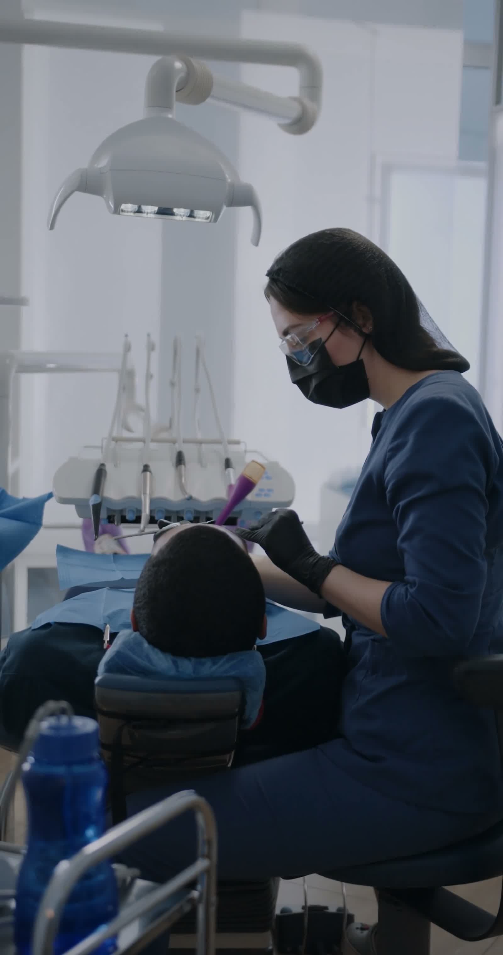 Pacientă admirându-și zâmbetul după tratament — stomatologie estetică Bacău | Chromatic Dental Clinic