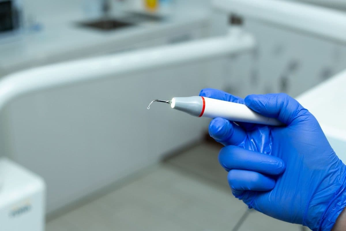 Instrument pentru igienizarea profesională a implantului dentar, prevenirea periimplantitei în Bacău
