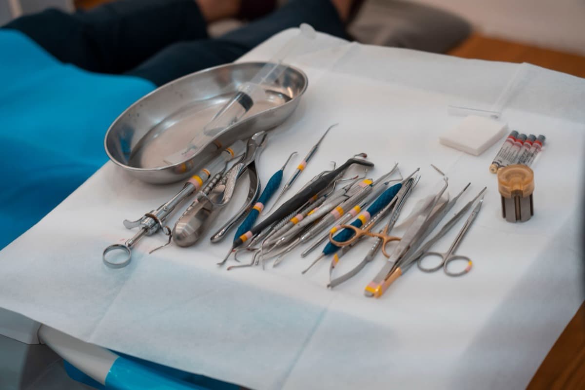 Instrumentar steril pentru extracție dentară la clinica din Bacău