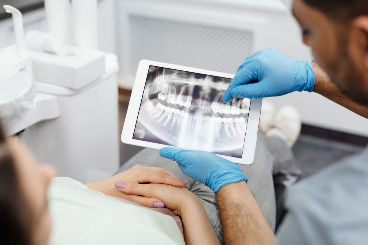 Medic care îi explică pacientei radiografia înainte de un implant imediat în Bacău