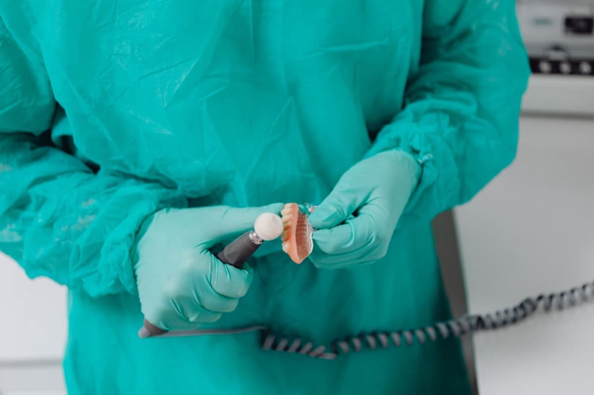 Tehnician finisând o proteză dentară pentru un pacient din Bacău