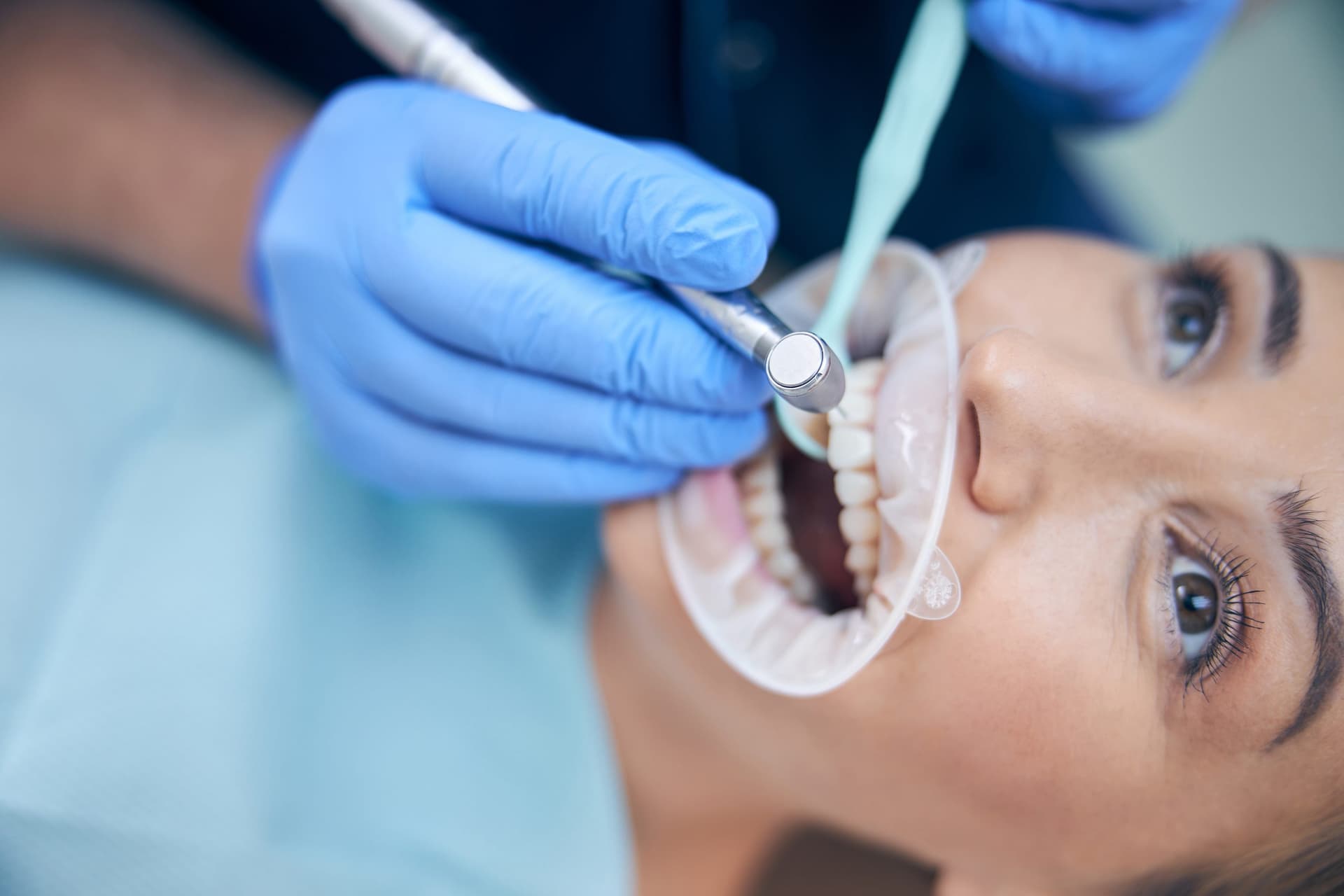 Medic stomatolog în timpul consultației la cabinet — clinică dentară Bacău | Chromatic Dental Clinic