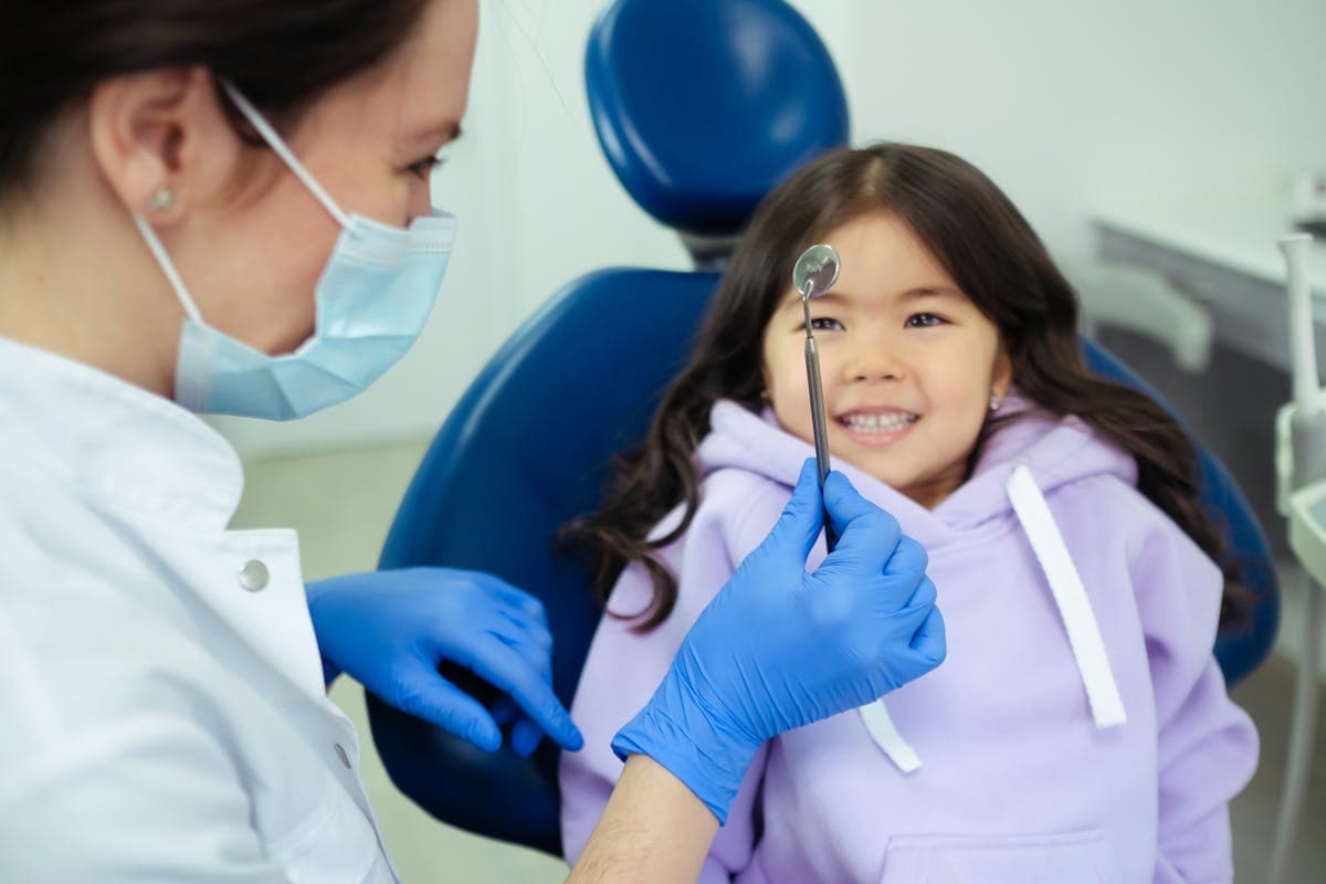 Prima vizită la dentist: ghid pentru copii