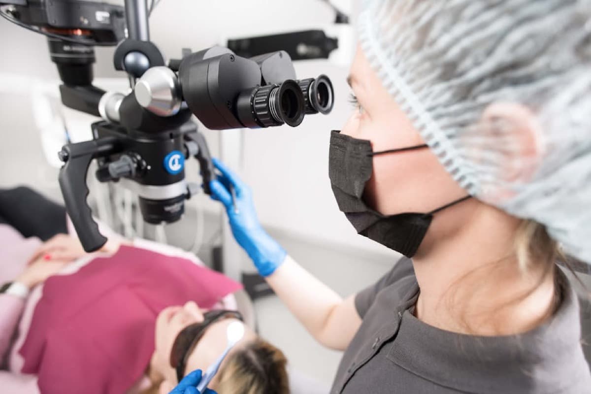 Tratamente la microscop dentar: precizie maximă