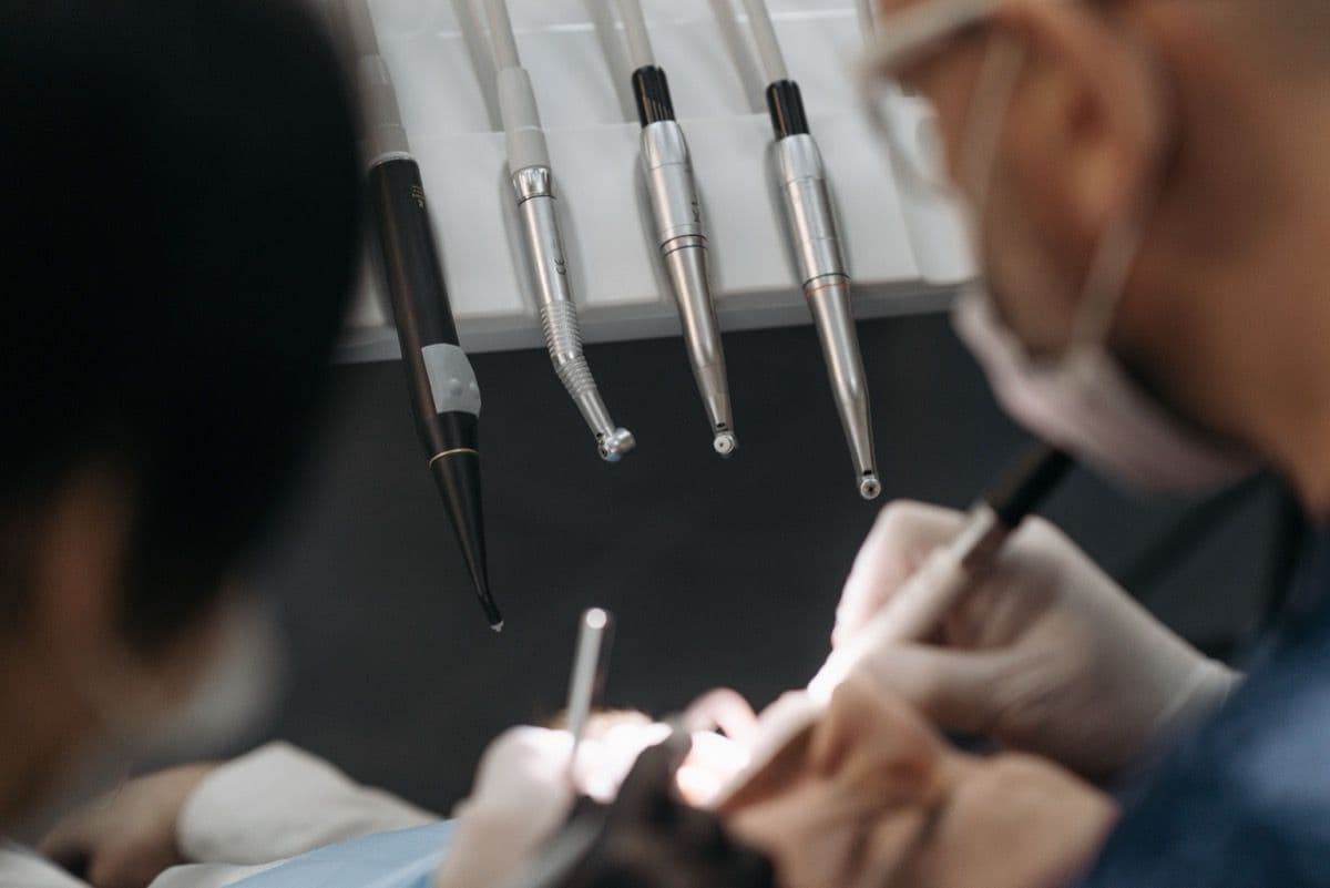 Intervenție de chirurgie dentară sub anestezie locală, ca la sinus lifting, într-o clinică din Bacău