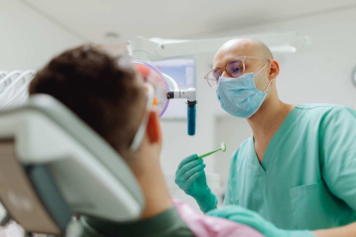 Medic stomatolog pregătind aplicarea fațetelor dentare la clinica din Bacău
