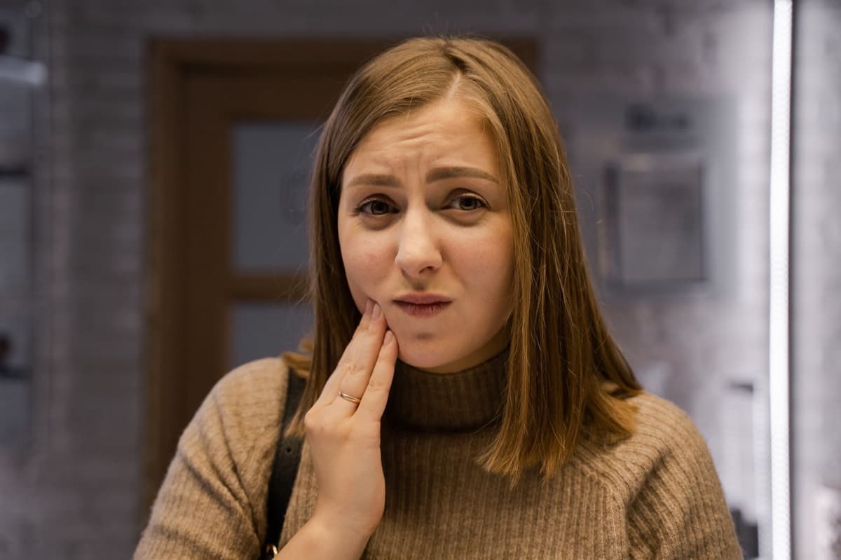 Urgențe stomatologice Bacău — pacientă cu durere dentară la Chromatic Dental Clinic